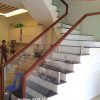 cầu thang kính cường lực tại hòa bình