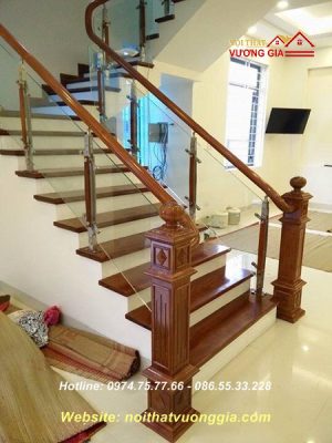 Cầu thang kính chân cao nẹp gỗ