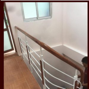 báo giá cầu thang sắt tay vịn gỗ