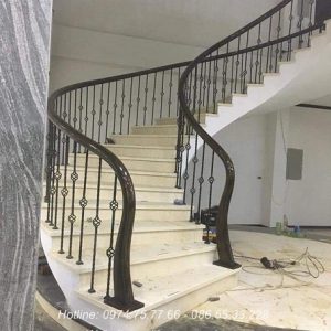Cầu thang sắt tay vịn gỗ tại hà nội nội thất vương gia