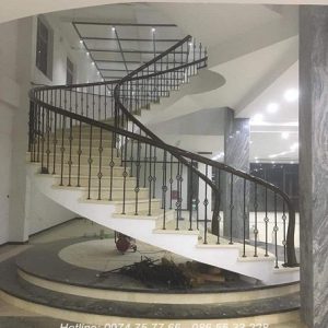 Cầu thang sắt đơn giản đẹp tại Vĩnh Phúc