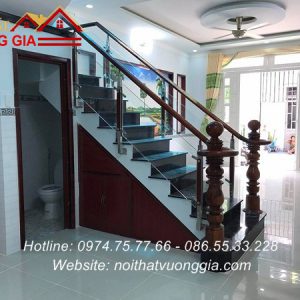 cầu thang kính tay vịn gỗ tại vĩnh tường vĩnh phúc đẹp