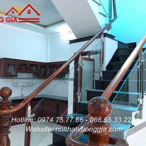 cầu thang kính tay vịn gỗ tại vĩnh tường vĩnh phúc đẹp