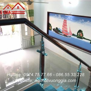Cầu thang kính tay vịn gỗ tại Vĩnh Tường Vĩnh Phúc đẹp mê ly