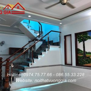 cầu thang kính tay vịn gỗ tại vĩnh tường vĩnh phúc đẹp