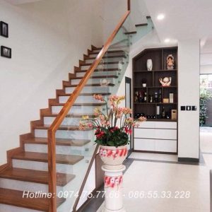 Cầu thang kính cường lực tại Hòa Bình