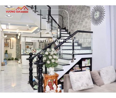 Cầu thang kính tay vịn màu đen rất nổi bật