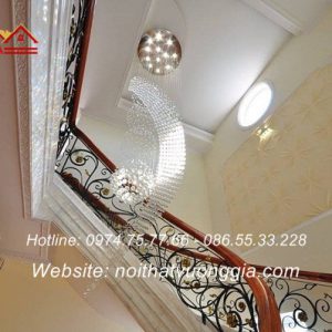 Cầu thang sắt tay vịn gỗ đẹp