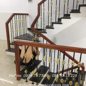 cầu thang sắt mỹ thuật tay vịn gỗ