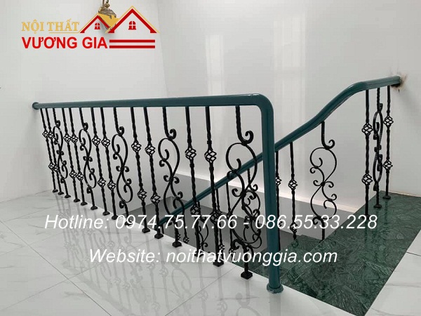 Cầu thang sắt tay vịn gỗ tại Hạ Hòa Phú Thọ