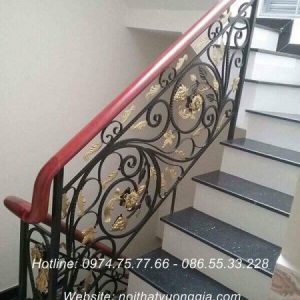 Cầu thang sắt tay vịn gỗ tại Tam Dương Vĩnh Phúc