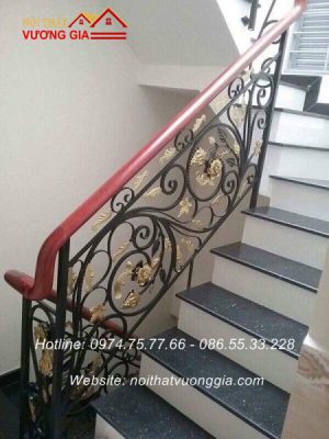 Cầu thang sắt tay vịn gỗ tại Tam Dương Vĩnh Phúc