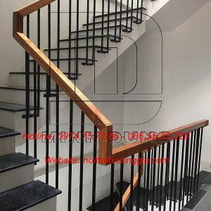 Thi công cầu thang sắt tay vịn gỗ tại TT Phùng Đan Phượng