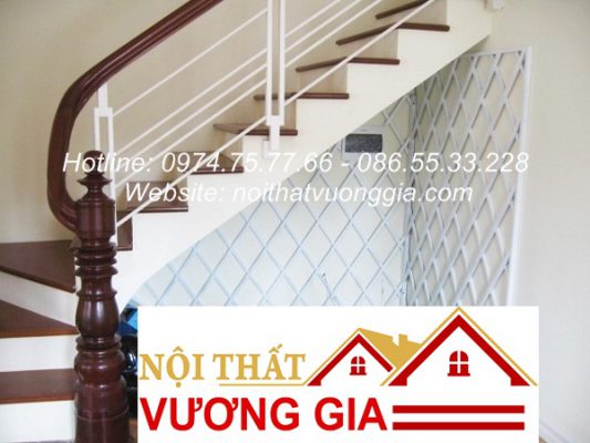 Cầu thang sắt tay vịn gỗ tại Đan Phượng Hà Nội