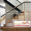 Cầu thang sắt tay vịn gỗ tại Long Biên Hà Nội