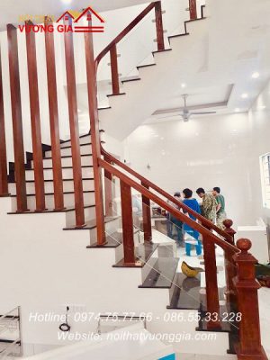 cầu thang kính chân gỗ CNC
