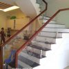 Cầu thang kính tay vịn gỗ tại Hoài Đức Hà Nội