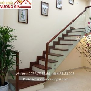 Cầu thang kính bắt bên hông đẹp nhất