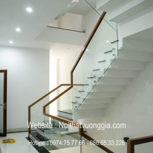 Cầu thang kính tay vịn gỗ đẹp nhất