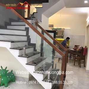 cầu thang kính tay vịn gỗ đẹp