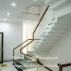 cầu thang kính cường lực tay vịn gỗ tại đông anh
