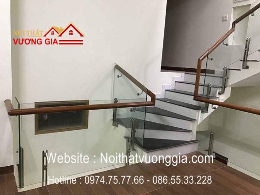 Cầu thang kính chân lửng tay vịn inox