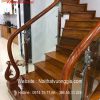 cầu thang kính tay vịn gỗ đẹp