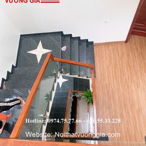 Cầu thang kính bắt bên hông