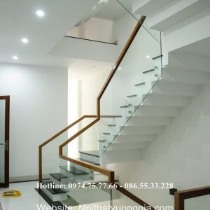 cầu thang kính bắt bên hông tay vịn gỗ vuông