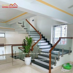 Cầu thang kính chân lửng bắt bên hông