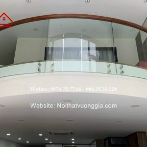 Cầu thang kính cong bắt bên hông tay vịn tròn