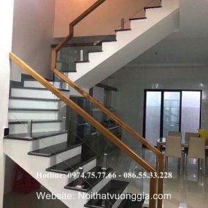 Cầu thang kính chân lửng tay vịn gỗ