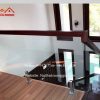 mẫu cầu thang kính tay vịn gỗ