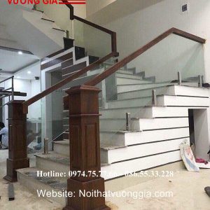 cầu thang kính tay vịn gỗ đẹp