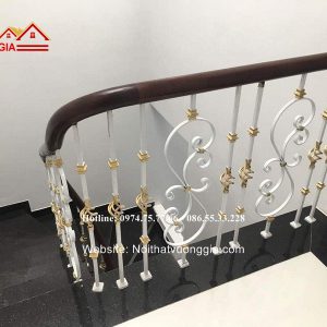 cầu thang sắt mỹ thuật tay vịn gỗ