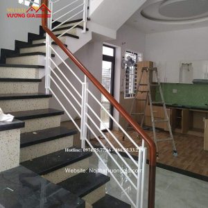 Cầu thang sắt đơn giản tay vịn gỗ Lim