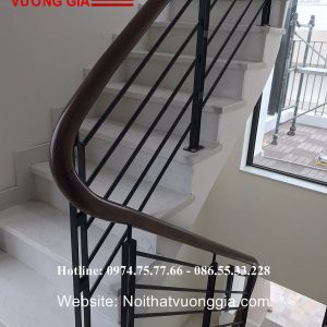 Cầu thang sắt đơn giản tay vịn gỗ Lim
