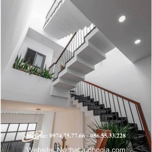 cầu thang sắt đơn giản tay vịn gỗ