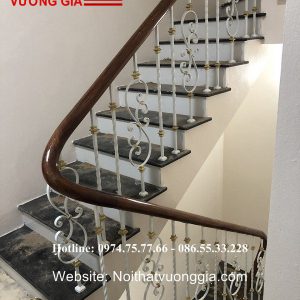 cầu thang sắt mỹ thuật tay vịn gỗ