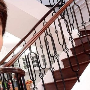 cầu thang sắt mỹ thuật tay vịn gỗ
