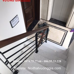 Cầu thang sắt đơn giản tay vịn gỗ Lim