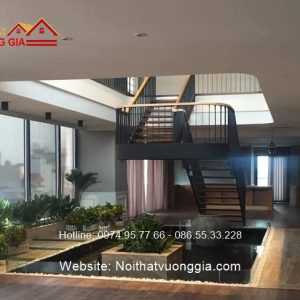 Cầu thang xương cá lan can sắt đơn giản