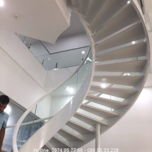 Cầu thang xương xoắn lan can kính cong đẹp nhất