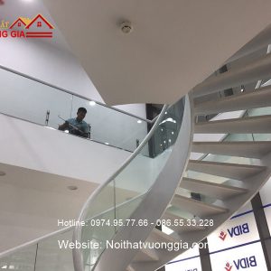 Cầu thang xương xoắn màu trắng đẹp