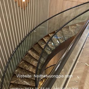 Cầu thang kính cong tay vịn gỗ màu đen