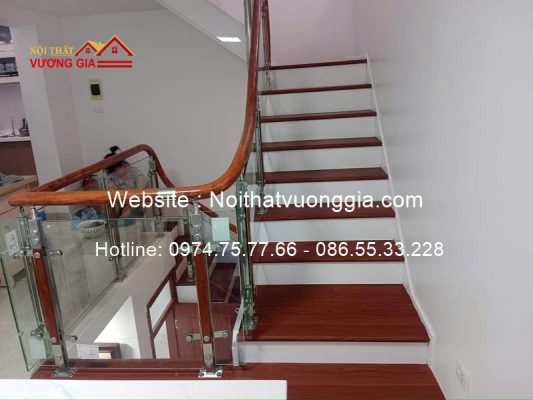 Cầu thang kính tay vịn nhựa vân gỗ